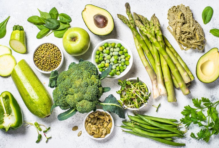 Mesa con frutas y verduras de color verde