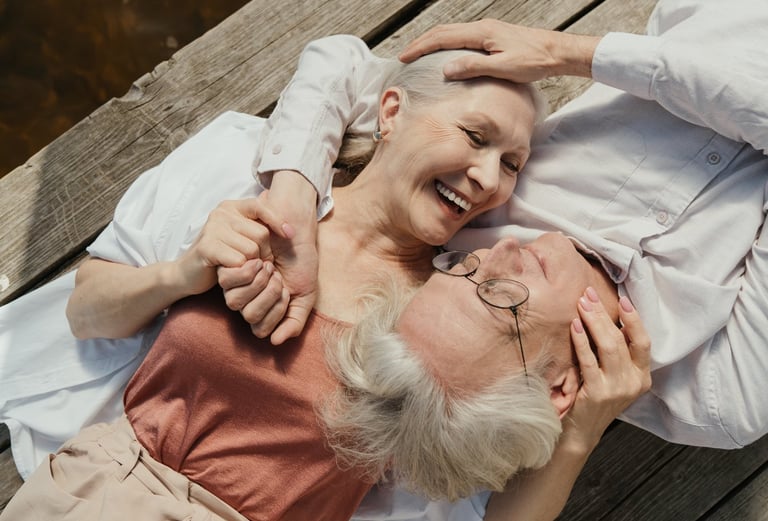 La pratique de la sophrologie est tout aussi importante chez ces adultes mâtures.