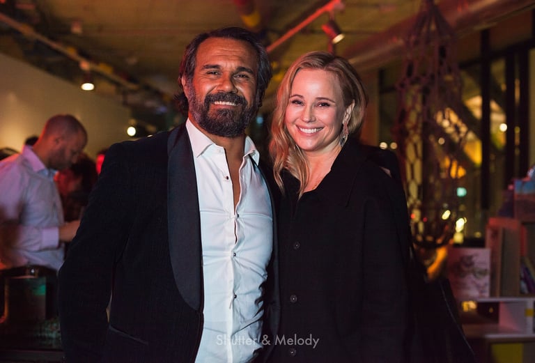 Earn Pederson mit einem Gast auf der Berlinale-Veranstaltung.