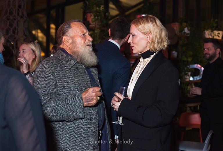 Cate Blanchett im Gespräch mit einem Gast auf der Veranstaltung "Standing with Australia".