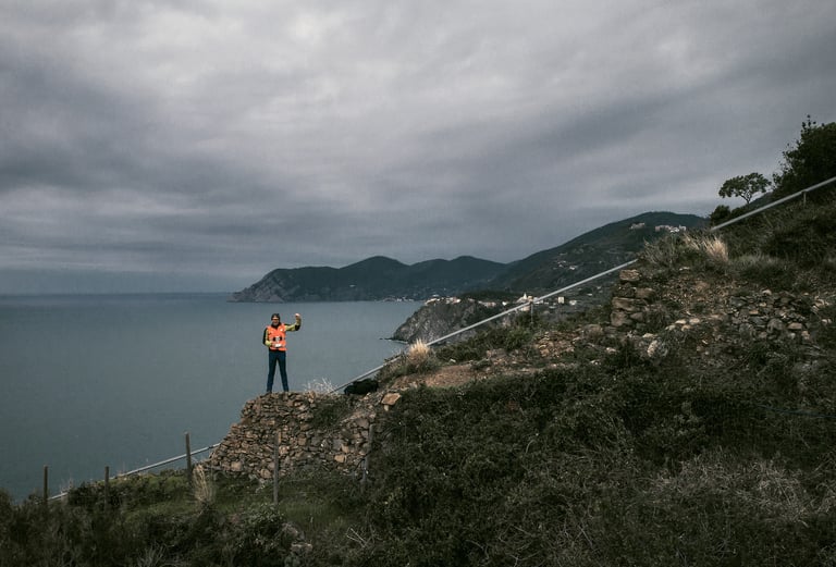 Paolo Corradeghini fotografato da drone durante un rilievo alle 5 Terre