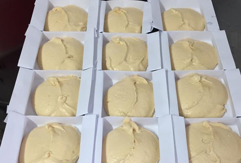 Preparación de sobaos con sabor tradicional de Cantabria