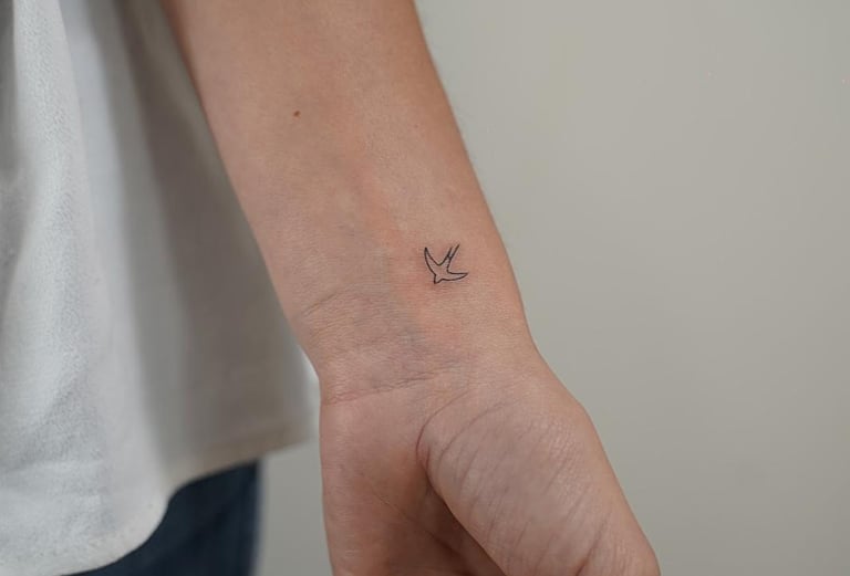 Minimalist fine line star tattoo on wrist – Sinkply Zürich