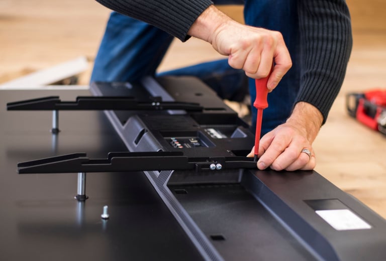 a man is using a tool to remove a keyboard