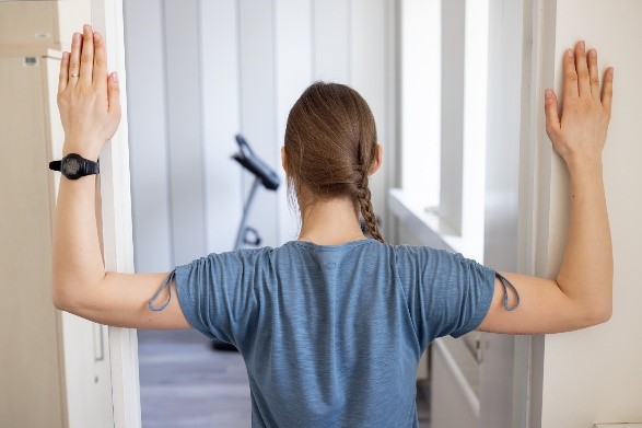 krūtinės raumenų tempimai namuose