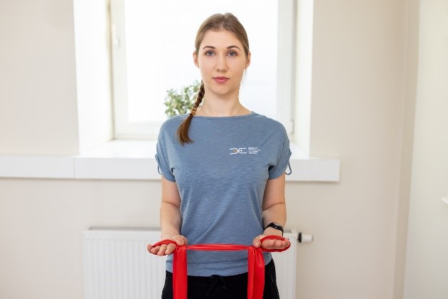 pratimas nugarai ir pečiams namuose su guma