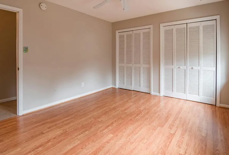 Pose parquet flottant dans une pièce, miliandeco