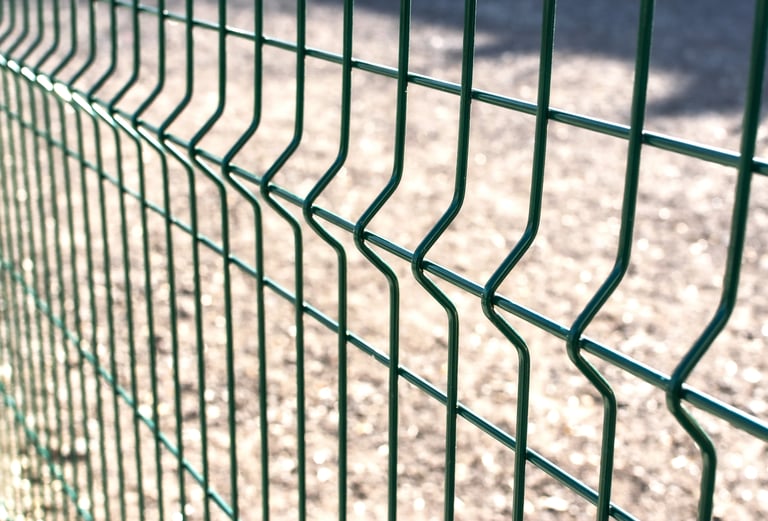 مثال على لوحة سياج تم استخدامها بعد الانتهاء من الإنتاج واللحام على ماكينة اللحام.