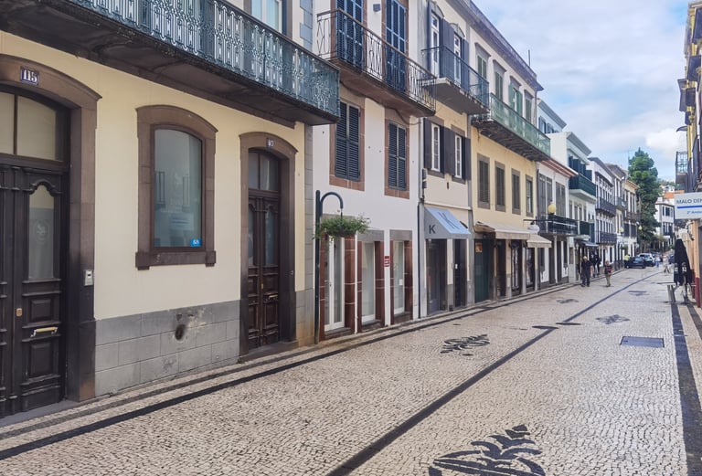 ruelles avec azuelos dans un village de Madere