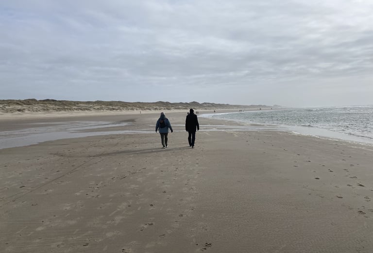 Zwei Menschen laufen an einem Strand entlang und haben eine Coaching-Session; Ute Hagmayer, Coach, Mediatorin und Seelsorgeri