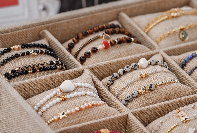 Pulseras artesanales con cuentas, dijes dorados y cuarzos naturales