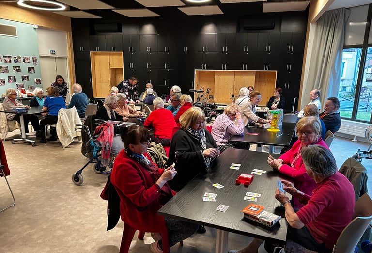 Groupe de seniors participant à une animation de jeux de société, guidés dans un cadre convivial