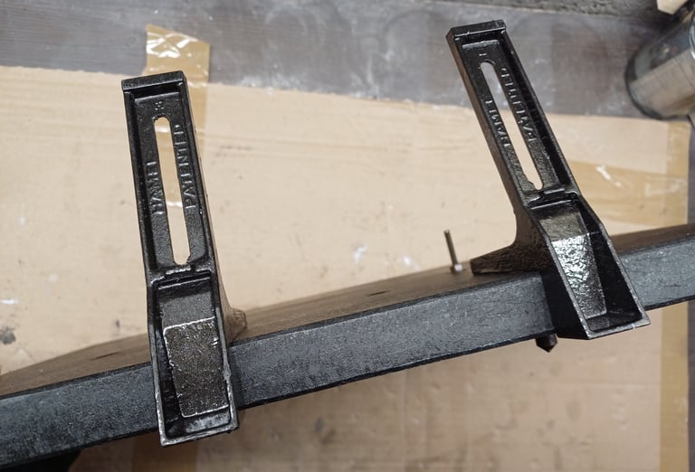 plaque funéraire restaurée, nettoyée avec supports repeints