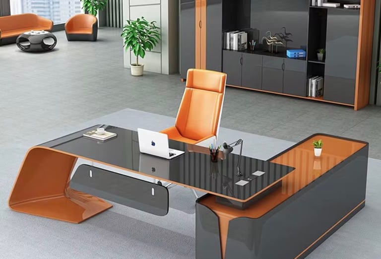 Bureau de direction moderne avec finitions bois et orange pour espace de travail professionnel