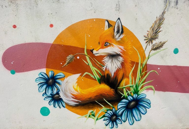 un graffiti d'un renard avec des fleurs