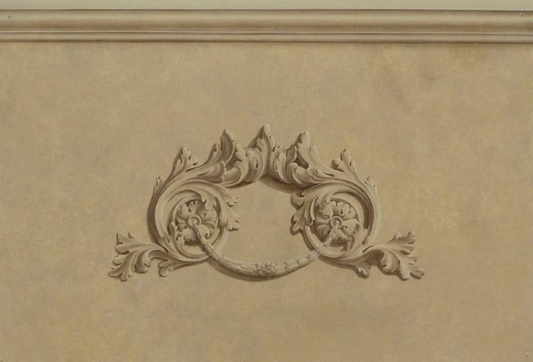 Ornementation, moulures et fausse pierre peintes dans cette grisaille en trompe-l'oeil
