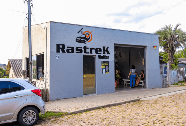 Clientes aguardando atendimento na frente da Rastrek Vinicar — loja de rastreador veicular em Viamão