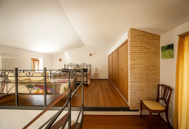 camera famiglia con letti singoli colorati