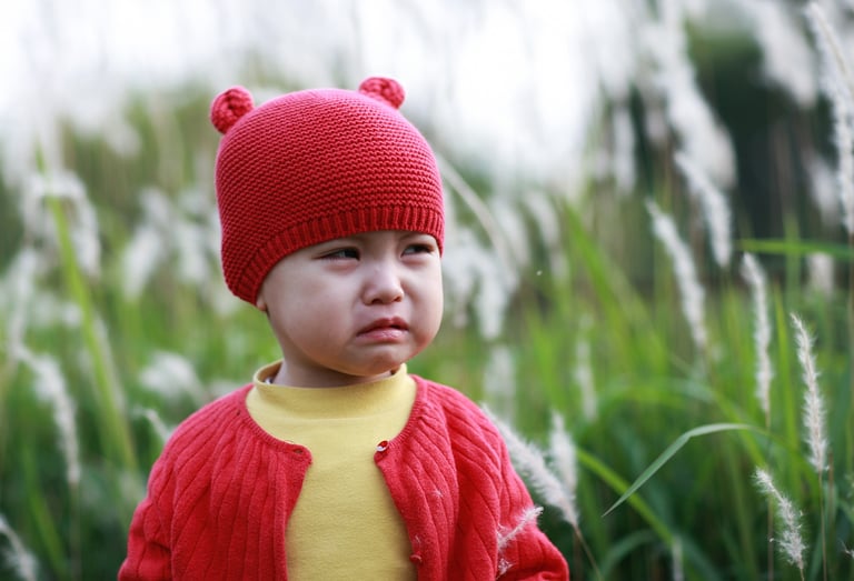 un enfant qui fait la moue