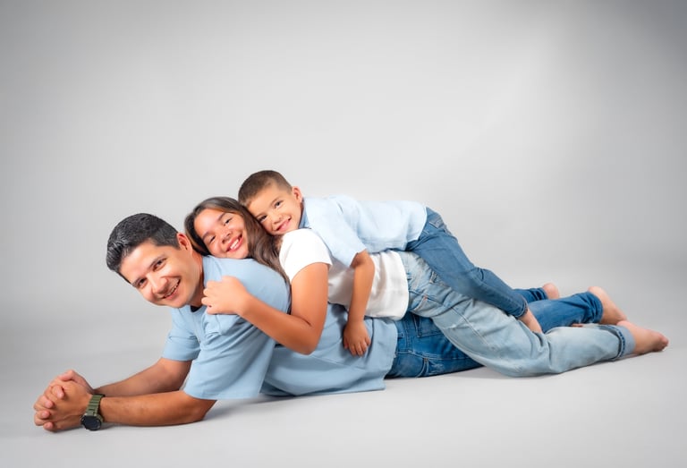 "Un retrato de familia, padre con sus dos hijos"