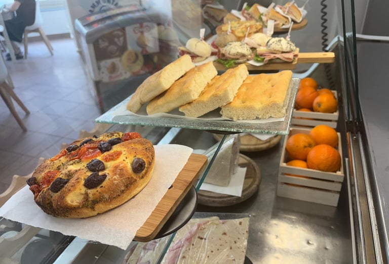 Prodotti serviti per aperitivo dal Bar Camillo Caffè a Santena