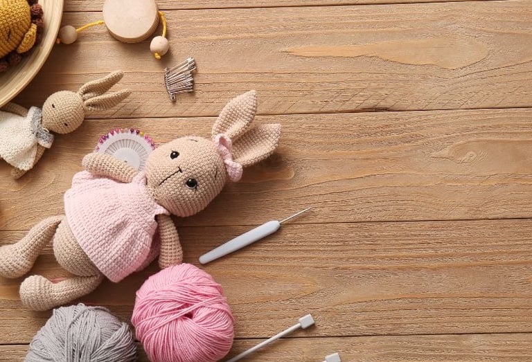 Muñecos amigurumi de conejos tejidos a crochet hechos a mano, con estambre rosa y ganchos de crochet