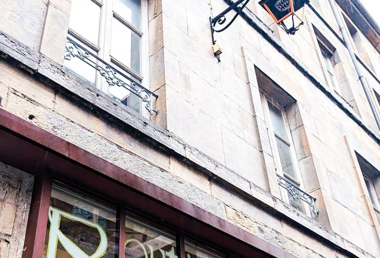Devanture de la boutique éphémère de Noël 2025 au 52 rue Battant Besançon