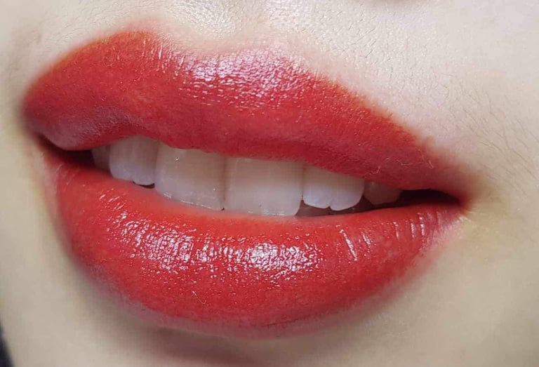 Lip Neutralization en Lip Blush behandeling voor natuurlijke lippen in Alphen aan den Rijn.