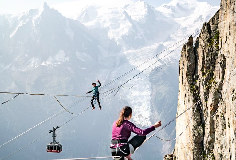 Paul et Zoé sur les highlines du Brévent à Chamonix