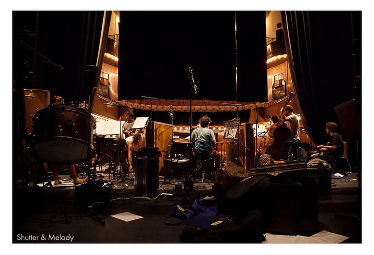 Andromeda Mega Express Orchestra während einer Session auf der Bühne.