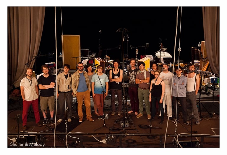 Ein Gruppenbild des Andromeda Mega Express Orchestra auf der Bühne.