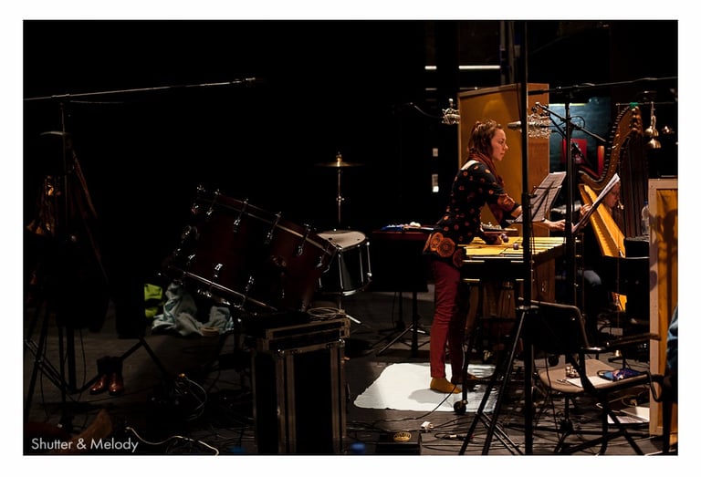 Musiker spielt Xylophon auf der Bühne des HAU1.
