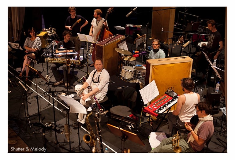 Die Musiker des Andromeda Mega Express Orchestra auf der Bühne des HAU1.
