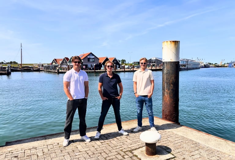 De mannen van beeLoud op de haven van Oudeschild