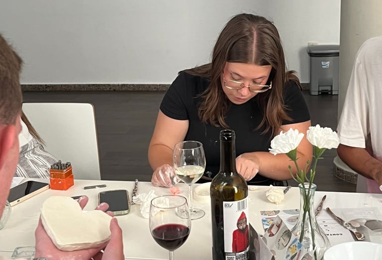 "Espacio de taller en Ethereal decorado para una experiencia artística."