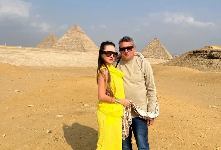 Casal de turistas do brasil visitando as piramides de gize com o guia hadi durante o passeio de um dia para as piramides