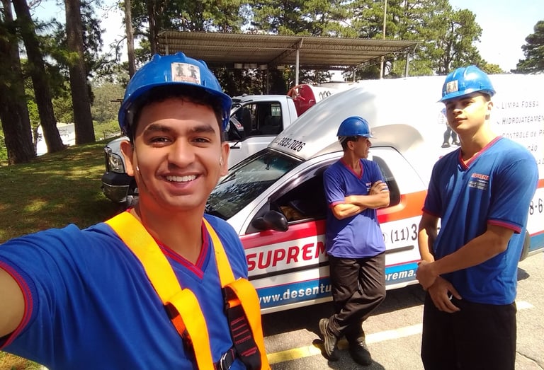 técnicos de desentupimento e controle de pragas