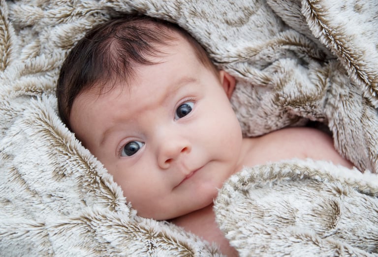 Portrait de bébé lors d'une séance photo naissance à Dijon, prise par le photographe jlacostephoto