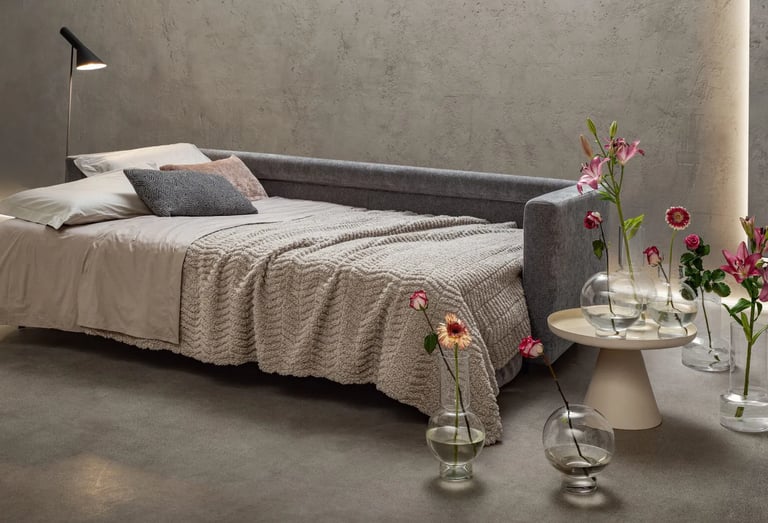 Divano letto trasformabile con materasso integrato per uso quotidiano