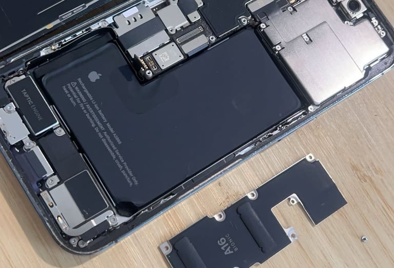 Remplacement de batterie iPhone : intérieur d'un smartphone ouvert en atelier.