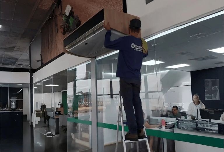 Técnico da Central Ar Condicionado realizando manutenção de ar condicionado. Especialista em Instalação Segura e Reparos