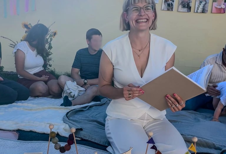 Traurednerin Silke begleitet ein Kinderwillkommensfest und liest eine persönliche Zeremonierede vor.