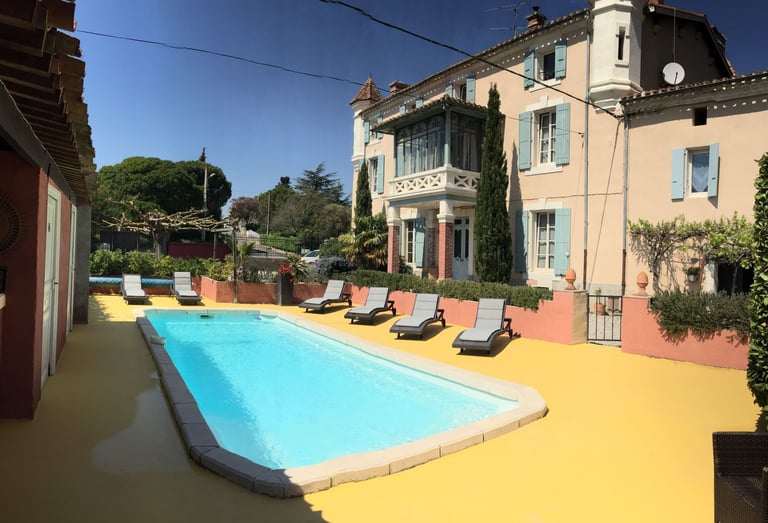 Façade Sud vue depuis la piscine sécurisée