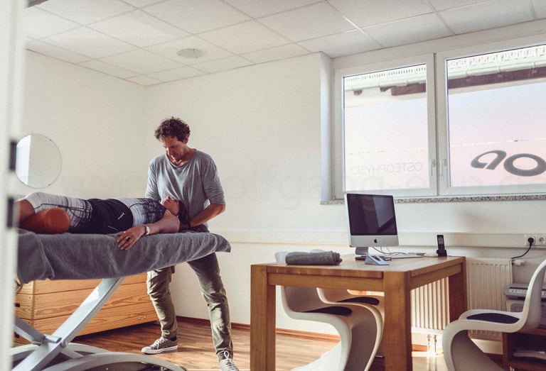 Manuelle Behandlung im Therapieraum