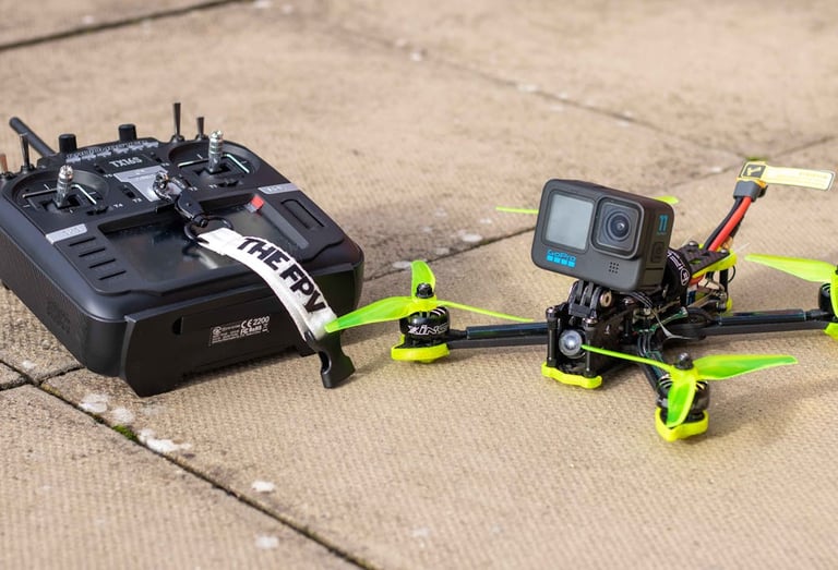 Dron realizando tomas aéreas en interiores