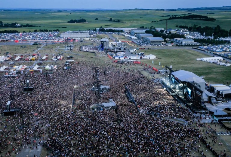 Muzikos festivalis iš paukščio skrydžio, lauko scenos ir palapinių miestelis.