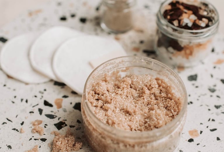 Scrub en natuurlijke verzorgingsproducten op een stenen schaal.