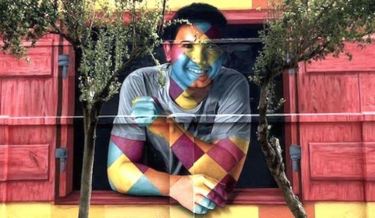 Mural colorido de Eduardo Kobra retratando uma pessoa com o rosto e braços cobertos por padrões