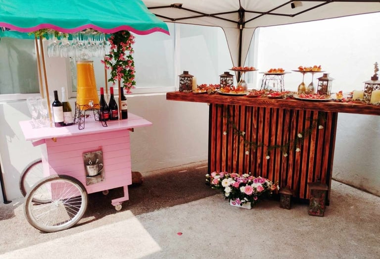 Carrito de mimosas y barra de bocadillos rúsctica