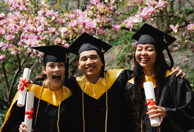 glückliche Absolventen, die sich auf ihre zukünftige Karriere freuen
